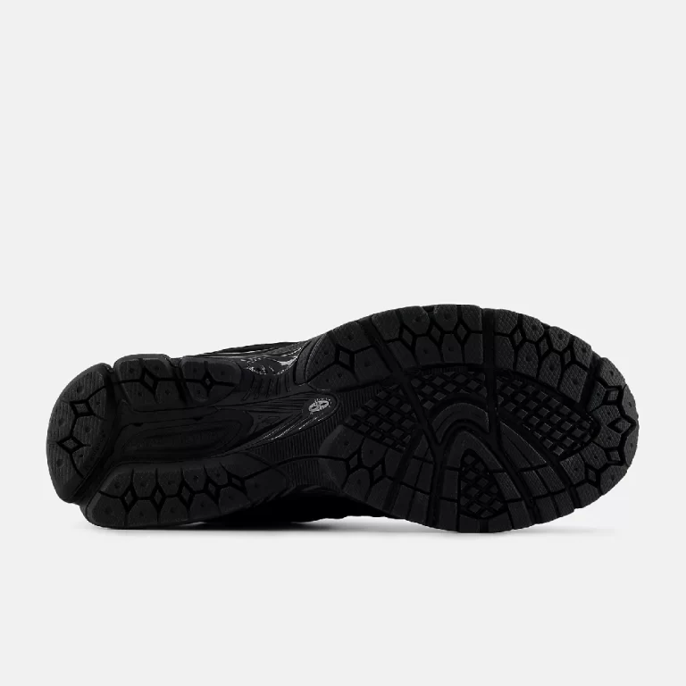 New Balance Men’s 2002R Shoes – BLACK with BLACK METALLIC thumbnail 5